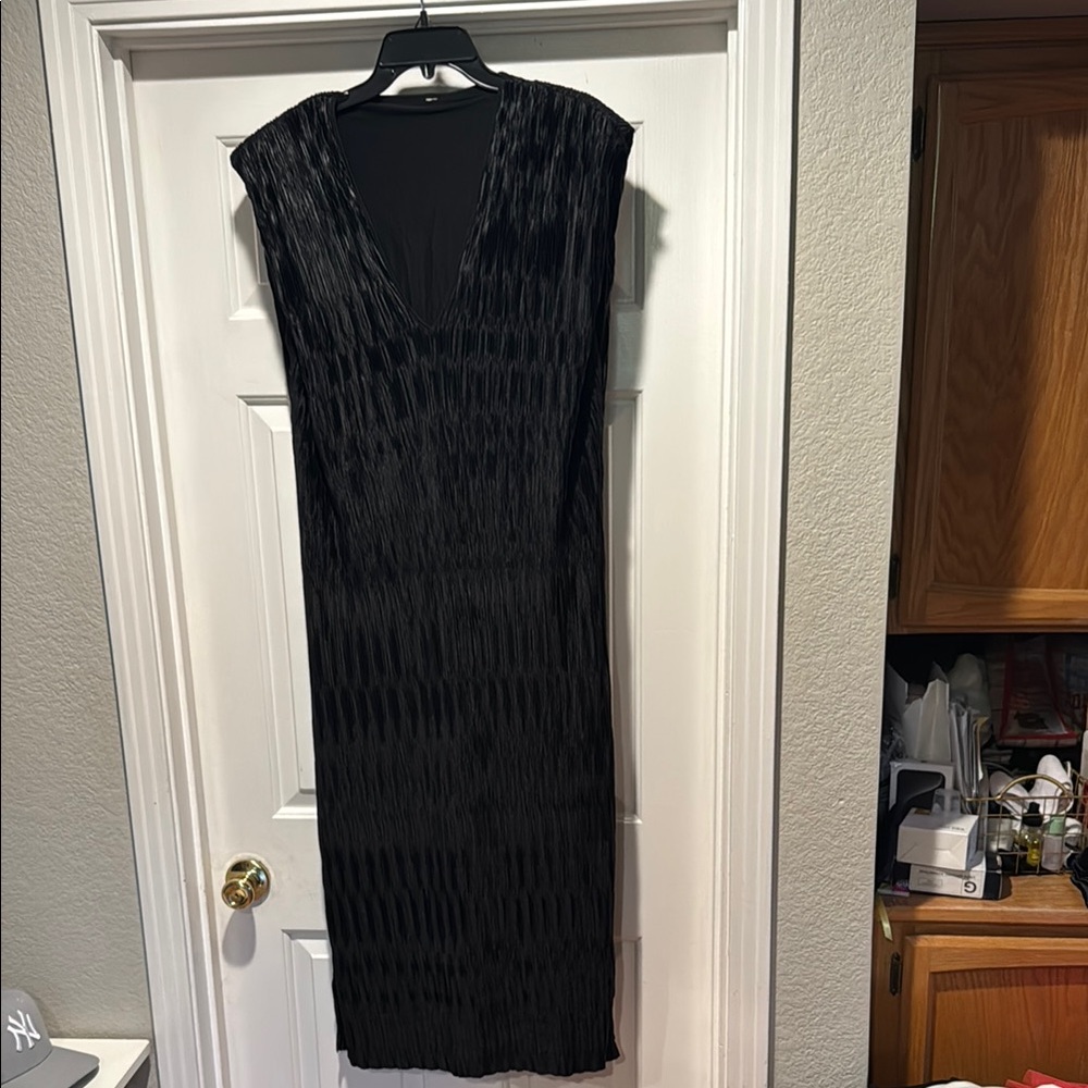 Black Ribbed Sleeveless V-Neck Sheath Midi Dress